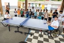 <br>1000 Sourires offre une rencontre exceptionnelle entre des élèves de Saint-Paul et deux médaillés paralympiques, Florian Merrien et Flora Vautier en tennis de table <br>1000 Sourires offre une rencontre exceptionnelle entre des élèves de Saint-Paul et deux médaillés paralympiques, Florian Merrien et Flora Vautier en tennis de table