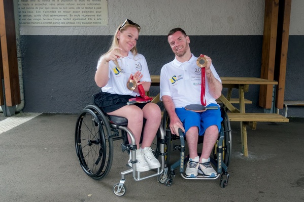 <br>1000 Sourires offre une rencontre exceptionnelle entre des élèves de Saint-Paul et deux médaillés paralympiques, Florian Merrien et Flora Vautier en tennis de table <br>1000 Sourires offre une rencontre exceptionnelle entre des élèves de Saint-Paul et deux médaillés paralympiques, Florian Merrien et Flora Vautier en tennis de table