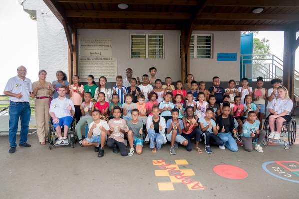 <center>1000 Sourires offre une rencontre exceptionnelle entre des élèves de Saint-Paul et deux médaillés paralympiques, Florian Merrien et Flora Vautier en tennis de table <center>1000 Sourires offre une rencontre exceptionnelle entre des élèves de Saint-Paul et deux médaillés paralympiques, Florian Merrien et Flora Vautier en tennis de table