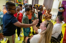 <center>1000 Sourires offre une rencontre exceptionnelle entre des élèves de Saint-Paul et deux médaillés paralympiques, Florian Merrien et Flora Vautier en tennis de table <center>1000 Sourires offre une rencontre exceptionnelle entre des élèves de Saint-Paul et deux médaillés paralympiques, Florian Merrien et Flora Vautier en tennis de table