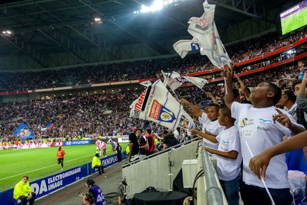 <center> Jour 8 : "S'envoler vers le Rêve ... " : <br>Emportés par la foule : OL/ Monaco <center> Jour 8 : "S'envoler vers le Rêve ... " : <br>Emportés par la foule : OL/ Monaco