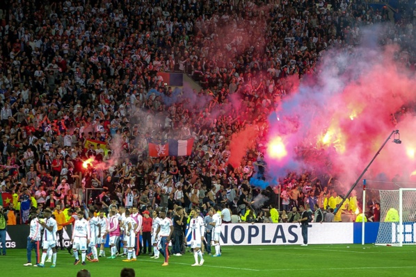 <center> Jour 8 : "S'envoler vers le Rêve ... " : <br>Emportés par la foule : OL/ Monaco <center> Jour 8 : "S'envoler vers le Rêve ... " : <br>Emportés par la foule : OL/ Monaco