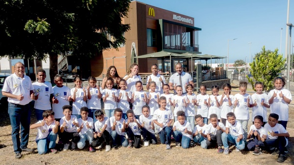 <center>Happy 20ème Anniversaire de 1000 Sourires au McDonald’s de Saint-Louis : les enfants participent à une kermesse avec les créateurs de contenus <br>Ton Cousin Kébèèèh et Bouuhyachaka <center>Happy 20ème Anniversaire de 1000 Sourires au McDonald’s de Saint-Louis : les enfants participent à une kermesse avec les créateurs de contenus <br>Ton Cousin Kébèèèh et Bouuhyachaka