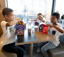 <center>Happy 20ème Anniversaire de 1000 Sourires au McDonald’s de Saint-Louis : les enfants participent à une kermesse avec les créateurs de contenus <br>Ton Cousin Kébèèèh et Bouuhyachaka <center>Happy 20ème Anniversaire de 1000 Sourires au McDonald’s de Saint-Louis : les enfants participent à une kermesse avec les créateurs de contenus <br>Ton Cousin Kébèèèh et Bouuhyachaka