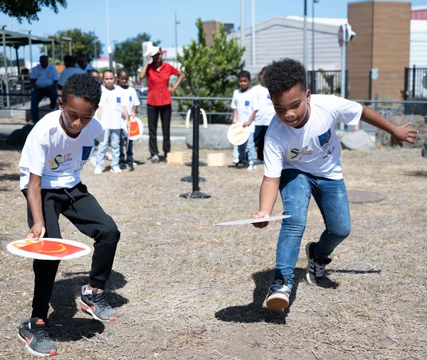 <center>Happy 20ème Anniversaire de 1000 Sourires au McDonald’s de Saint-Louis : les enfants participent à une kermesse avec les créateurs de contenus <br>Ton Cousin Kébèèèh et Bouuhyachaka