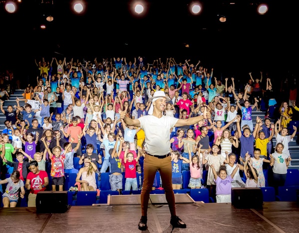 <center>Les 250 marmailles de 1000 Sourires prennent plein les yeux au spectacle de magie de <br>Stéphane Guekko au au Théâtre des Sables