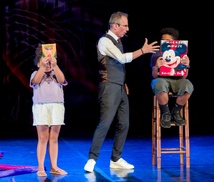 <center>Les 250 marmailles de 1000 Sourires prennent plein les yeux au spectacle de magie de <br>Stéphane Guekko au au Théâtre des Sables