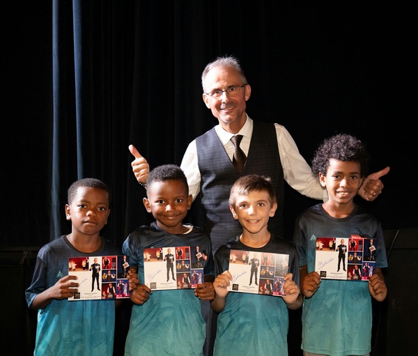 <center>Les 250 marmailles de 1000 Sourires prennent plein les yeux au spectacle de magie de <br>Stéphane Guekko au au Théâtre des Sables <center>Les 250 marmailles de 1000 Sourires prennent plein les yeux au spectacle de magie de <br>Stéphane Guekko au au Théâtre des Sables