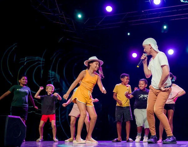 <center>Les 250 marmailles de 1000 Sourires prennent plein les yeux au spectacle de magie de <br>Stéphane Guekko au au Théâtre des Sables