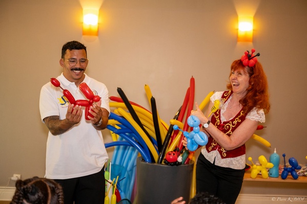<center>Une opération magique pour les marmailles de 1000 Sourires avec le magicien Stéphane Guekko                                                            et la sculpteuse de ballons Lili ONE