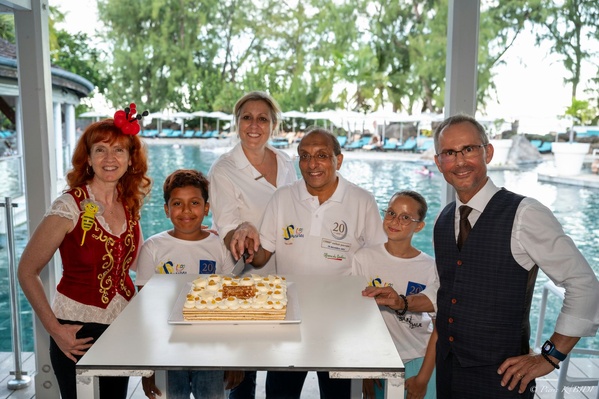 <center>Une opération magique pour les marmailles de 1000 Sourires avec le magicien Stéphane Guekko                                                            et la sculpteuse de ballons Lili ONE