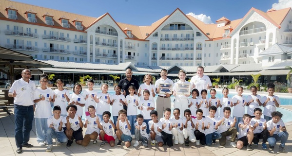 <center>L’Hôtel Exsel Créolia célèbre les 20 ans de l’Association 1000 Sourires avec l’escrimeuse, championne d’Europe, Jade Maréchal