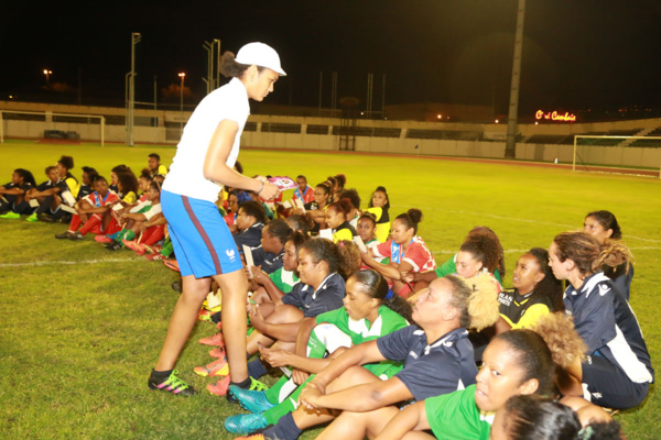 <center>Les saint-pauloises sous le charme <br> de Wendie Renard