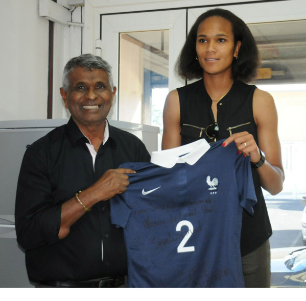 <center> Wendie Renard offre son maillot <br>au Maire de Saint-Paul