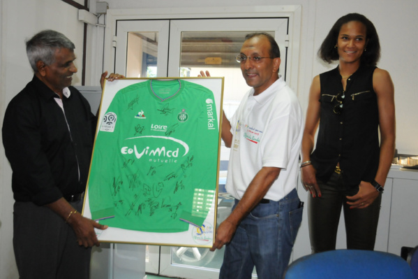 <center> Wendie Renard offre son maillot <br>au Maire de Saint-Paul