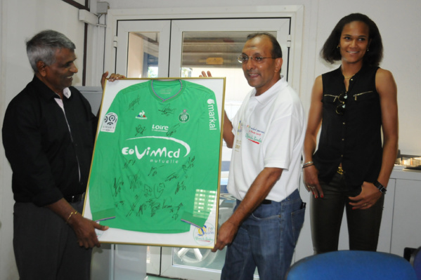 <center> Wendie Renard offre son maillot <br>au Maire de Saint-Paul <center> Wendie Renard offre son maillot <br>au Maire de Saint-Paul