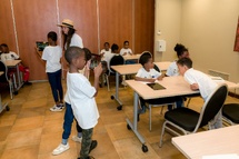 <center>Caméras, montages et fond vert : les marmailles de 1000 Sourires s'initient à la création de contenus au Palm Hôtel & Spa
