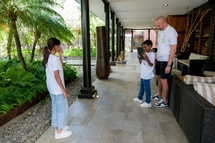  <center>Caméras, montages et fond vert : les marmailles de 1000 Sourires s'initient à la création de contenus au Palm Hôtel & Spa