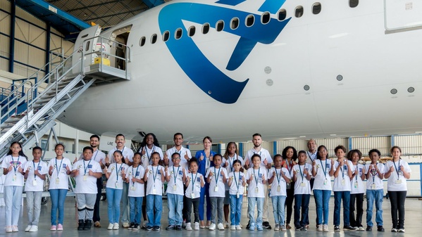 <center>20 ans de 1000 Sourires : Quand les stars du football et du web font rêver les marmailles à bord d’un avion Air Austral