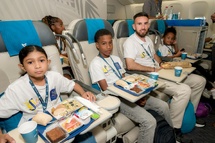 <center>20 ans de 1000 Sourires : Quand les stars du football et du web font rêver les marmailles à bord d’un avion Air Austral <center>20 ans de 1000 Sourires : Quand les stars du football et du web font rêver les marmailles à bord d’un avion Air Austral