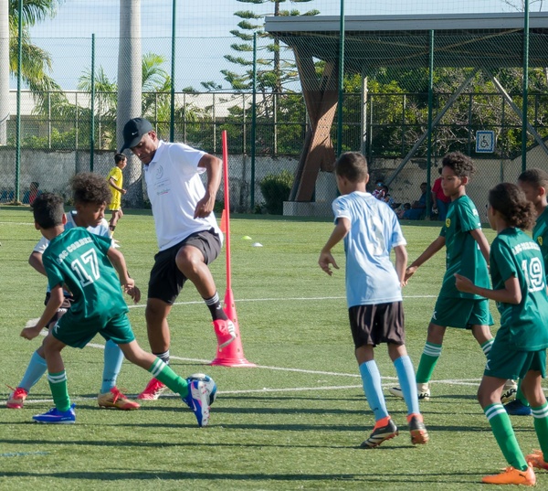  <center> Adrien Thomasson, Thiniba Samoura,Tara Elimbi Gilbert et Fabrice Abriel : quand les marmailles de 1000 Sourires rencontrent les héros du ballon rond 16ème édition de « Foot en VIM »