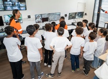 Visite du centre RUN’EVA, de l’aéroport de Pierrefonds et baptême d’hélicoptère :        la riche journée des marmailles de 1000 Sourires !`