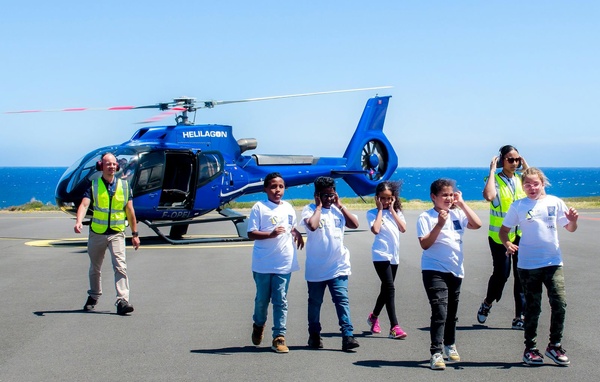 Visite du centre RUN’EVA, de l’aéroport de Pierrefonds et baptême d’hélicoptère :        la riche journée des marmailles de 1000 Sourires !`