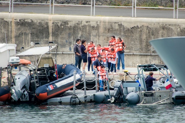 <center>De la chasse au manchot au pilotage d’un zodiac,  les marmailles de 1000 Sourires <br>embarquent à bord de L’Astrolabe