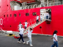 <center>De la chasse au manchot au pilotage d’un zodiac, les marmailles de 1000 Sourires <br>embarquent à bord de L’Astrolabe <center>De la chasse au manchot au pilotage d’un zodiac, les marmailles de 1000 Sourires <br>embarquent à bord de L’Astrolabe