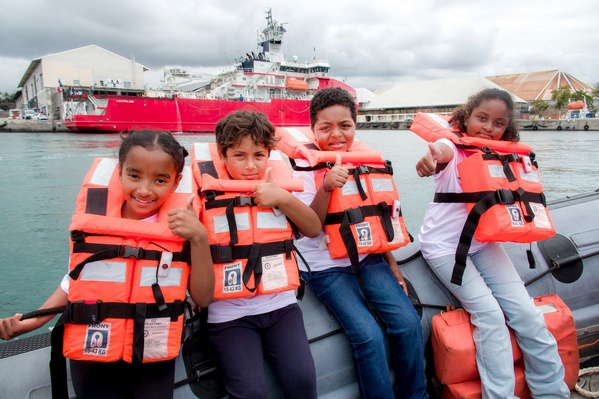 <center>De la chasse au manchot au pilotage d’un zodiac,  les marmailles de 1000 Sourires <br>embarquent à bord de L’Astrolabe
