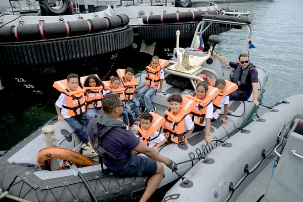 <center>De la chasse au manchot au pilotage d’un zodiac, les marmailles de 1000 Sourires <br>embarquent à bord de L’Astrolabe <center>De la chasse au manchot au pilotage d’un zodiac, les marmailles de 1000 Sourires <br>embarquent à bord de L’Astrolabe