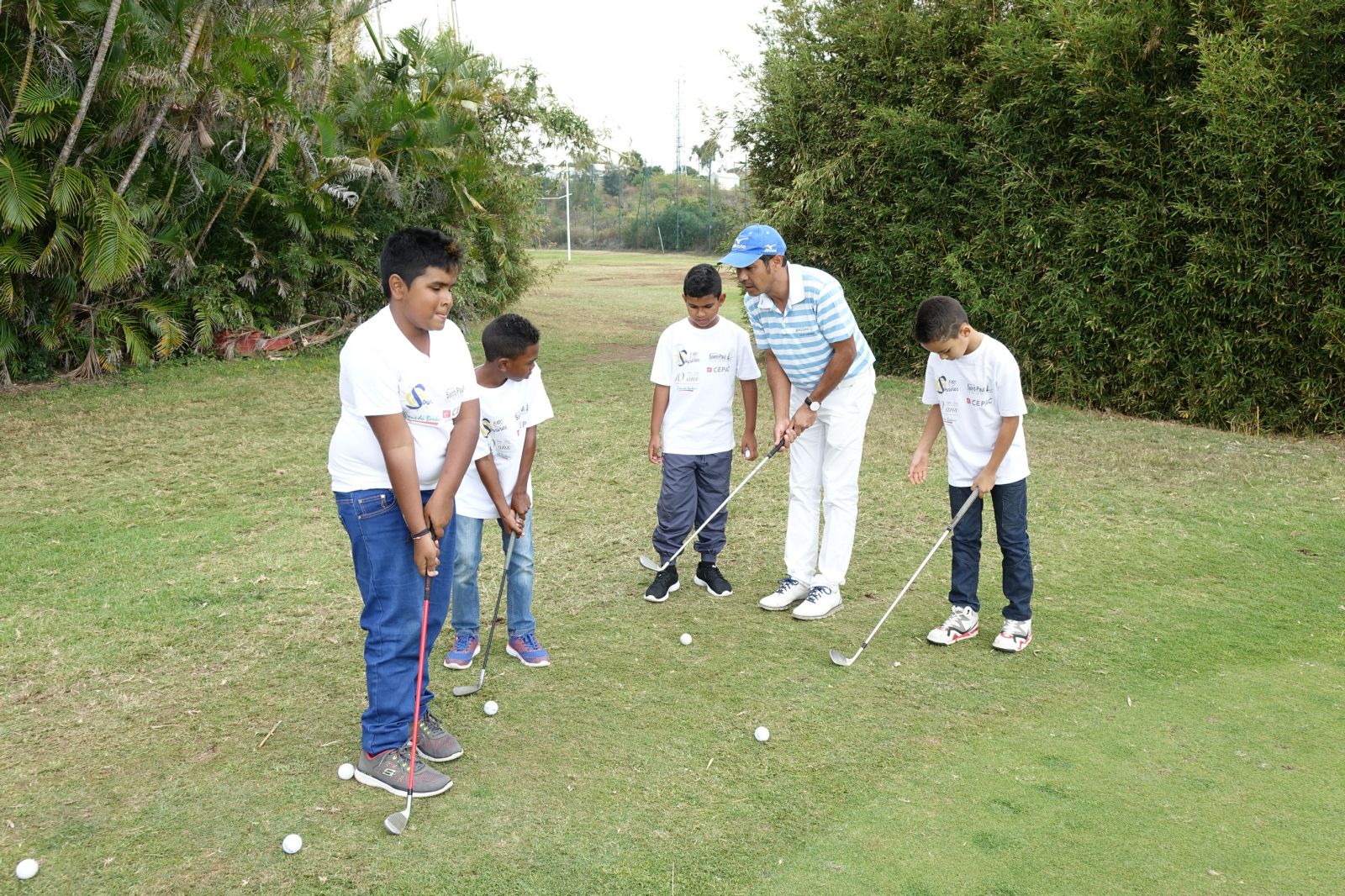 <center>Trois stars du golf réunionnais <br>avec les marmailles de 1000 Sourires