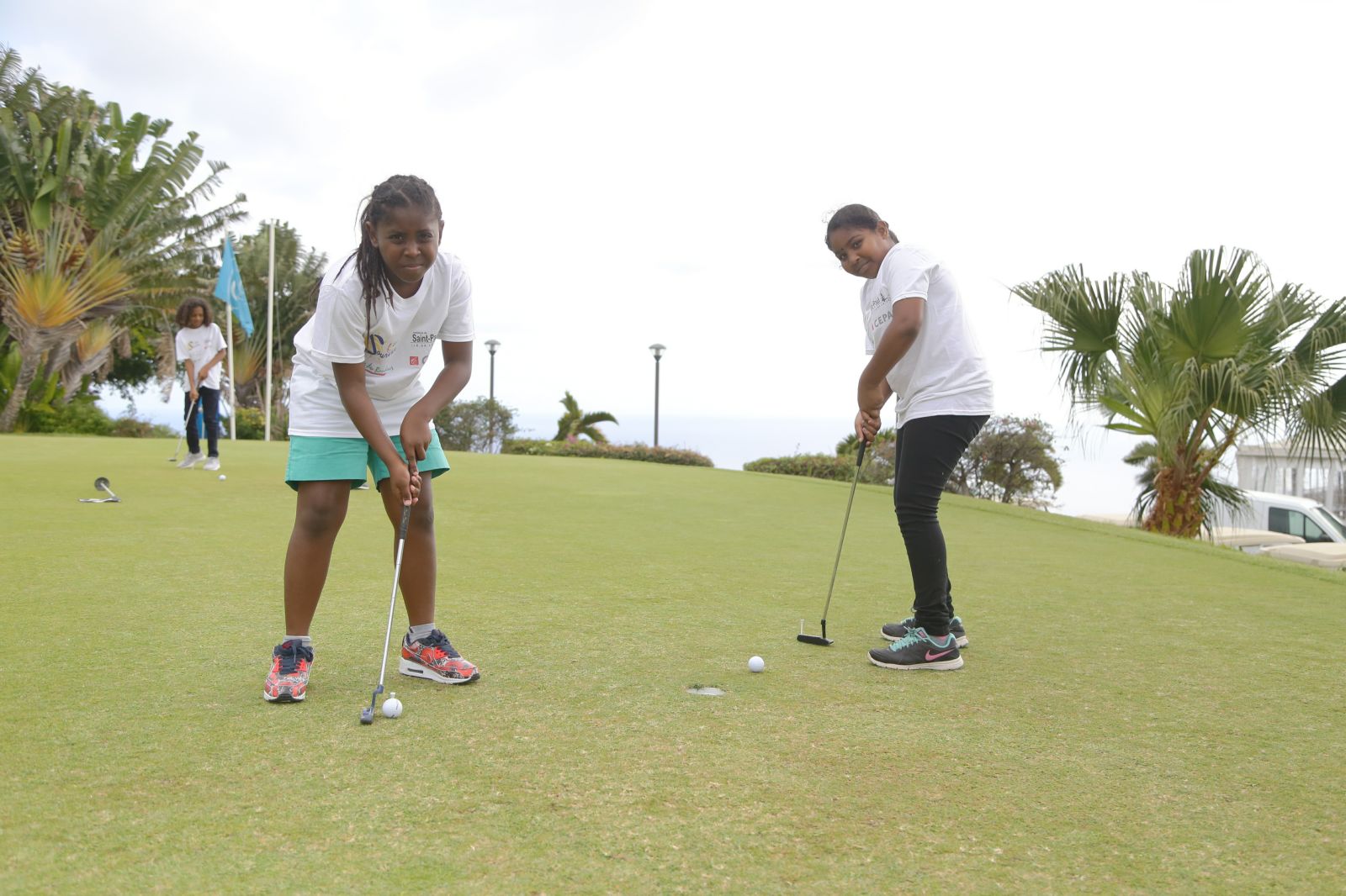 <center>Trois stars du golf réunionnais <br>avec les marmailles de 1000 Sourires