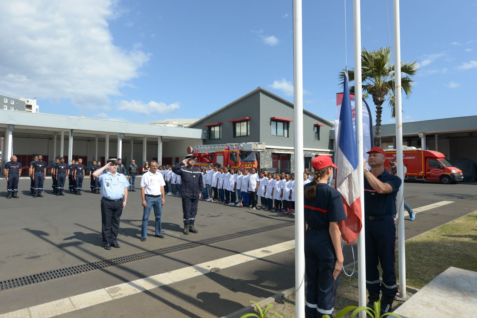 <center>Journée citoyenne pour les marmailles <br> avec les sapeurs-pompiers et Miss Réunion 2016