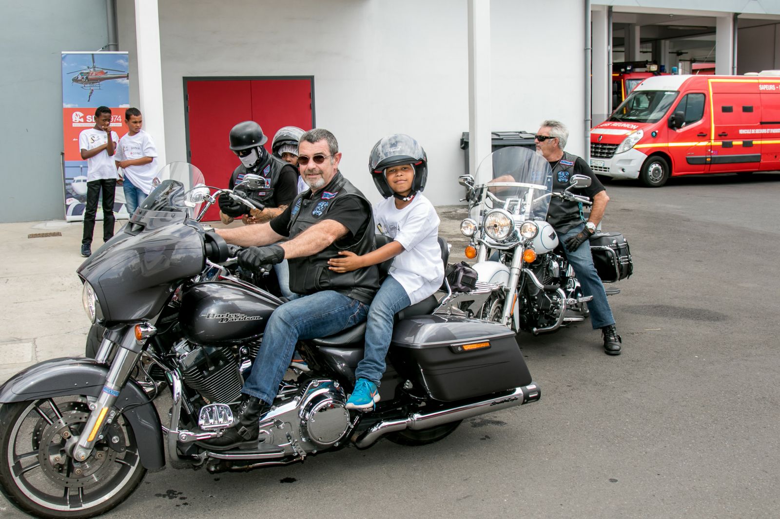 <center>Journée citoyenne pour les marmailles <br> avec les sapeurs-pompiers et Miss Réunion 2016