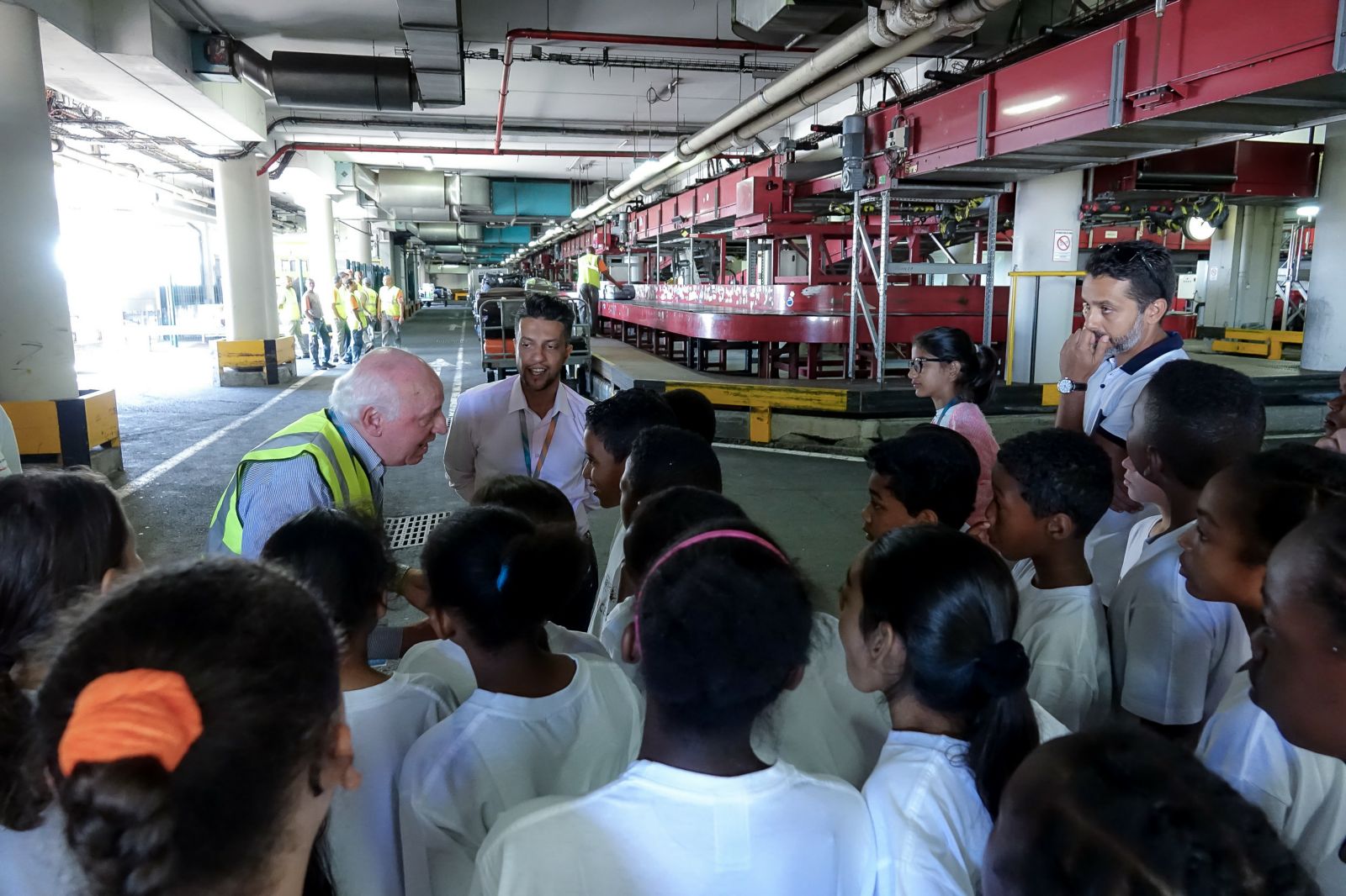 <center>Les enfants de Fleurimont en VIM <br> dans les coulisses de l'Aéroport Roland Garros