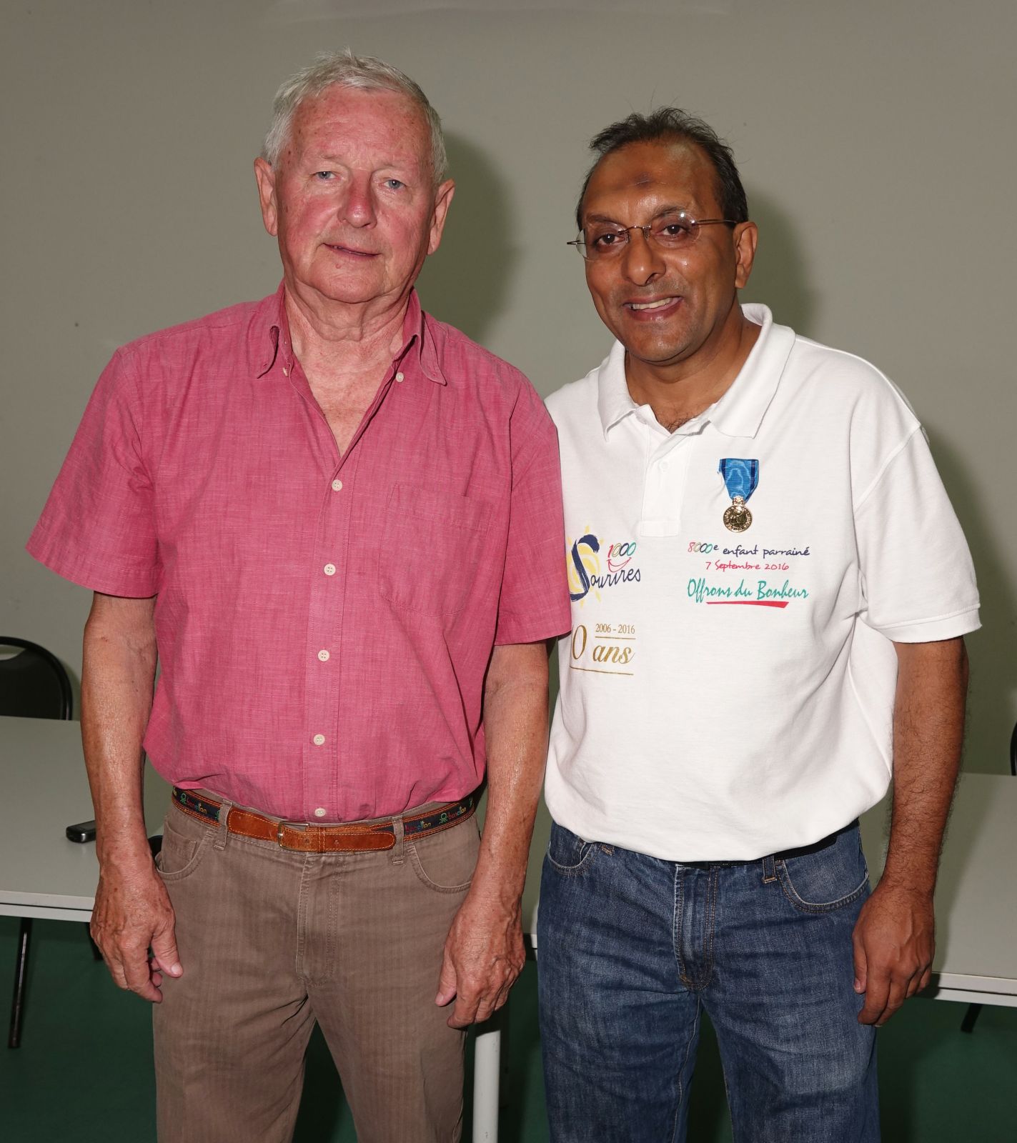 Claude Louis, Président du CRMJS a remis la médaille de bronze à Ibrahim Ingar,                               Président de l'Association 1000 Sourires