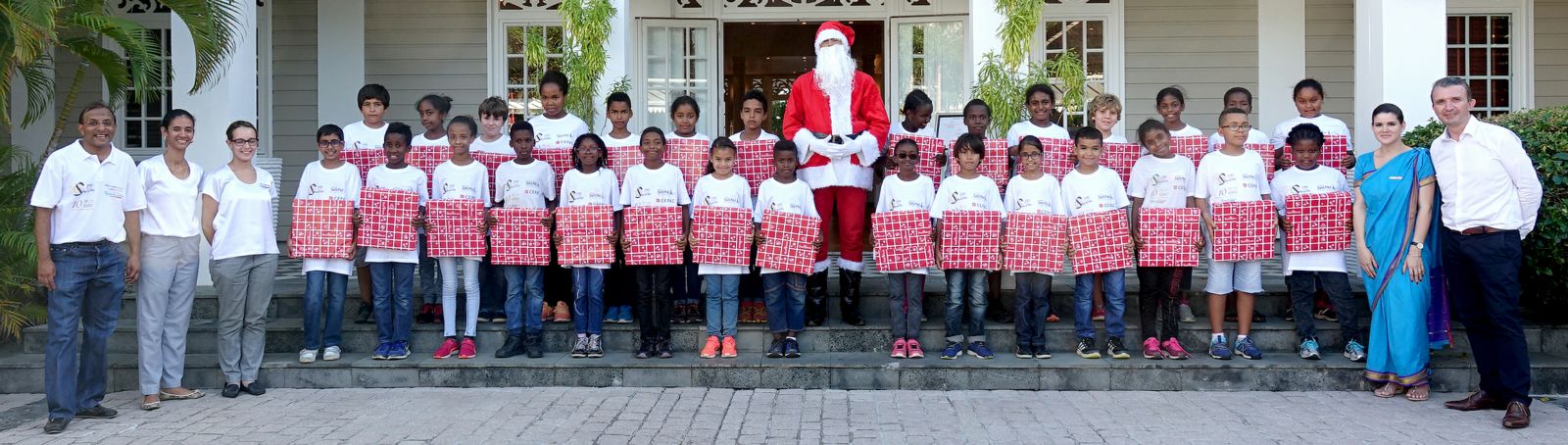 <center>Le Père Noël se met en trois <br> pour gâter les marmailles de 1000 Sourires