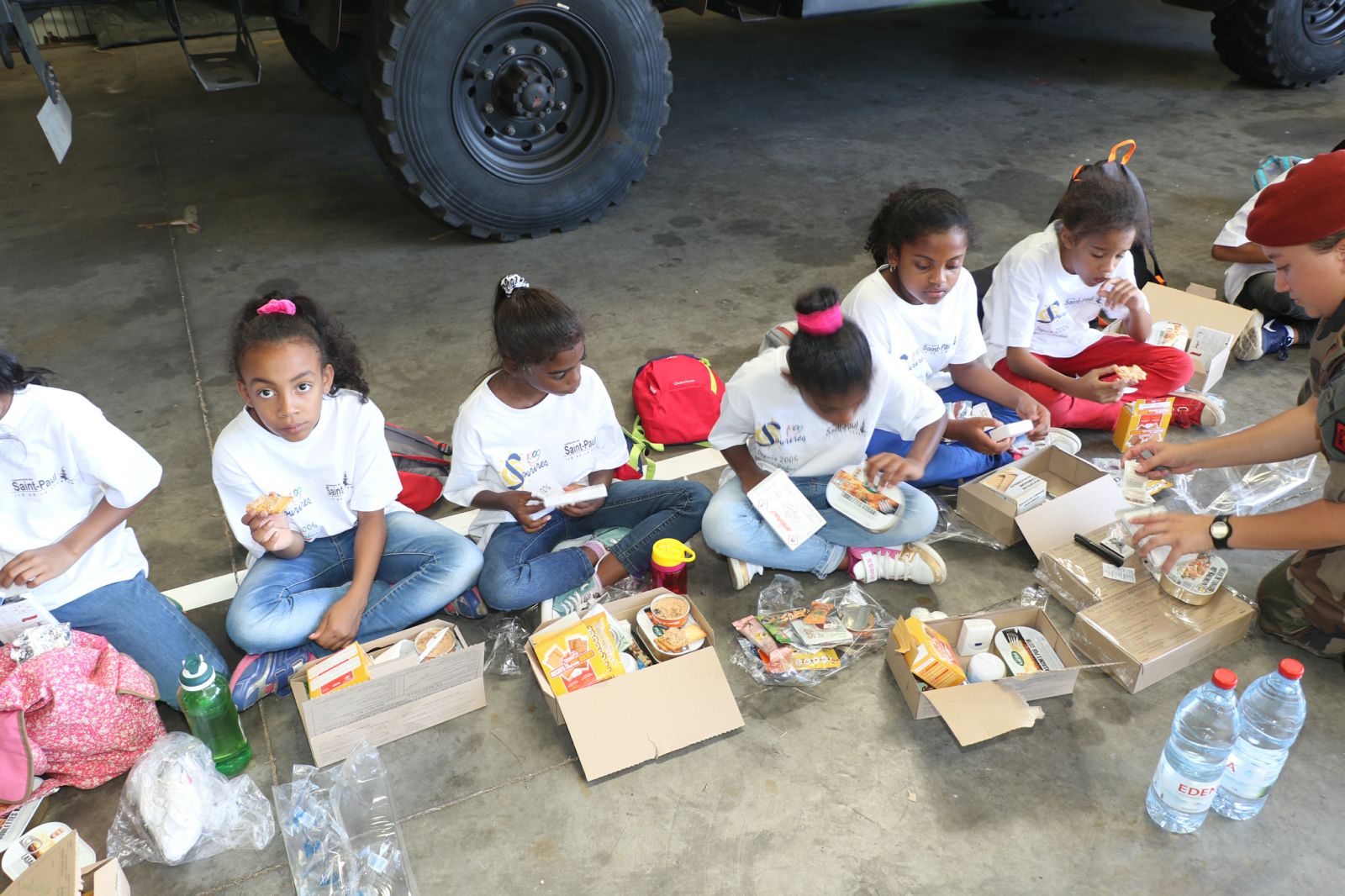 <center>Les marmailles de 1000 Sourires <br>  découvrent le 2ème RPIMA