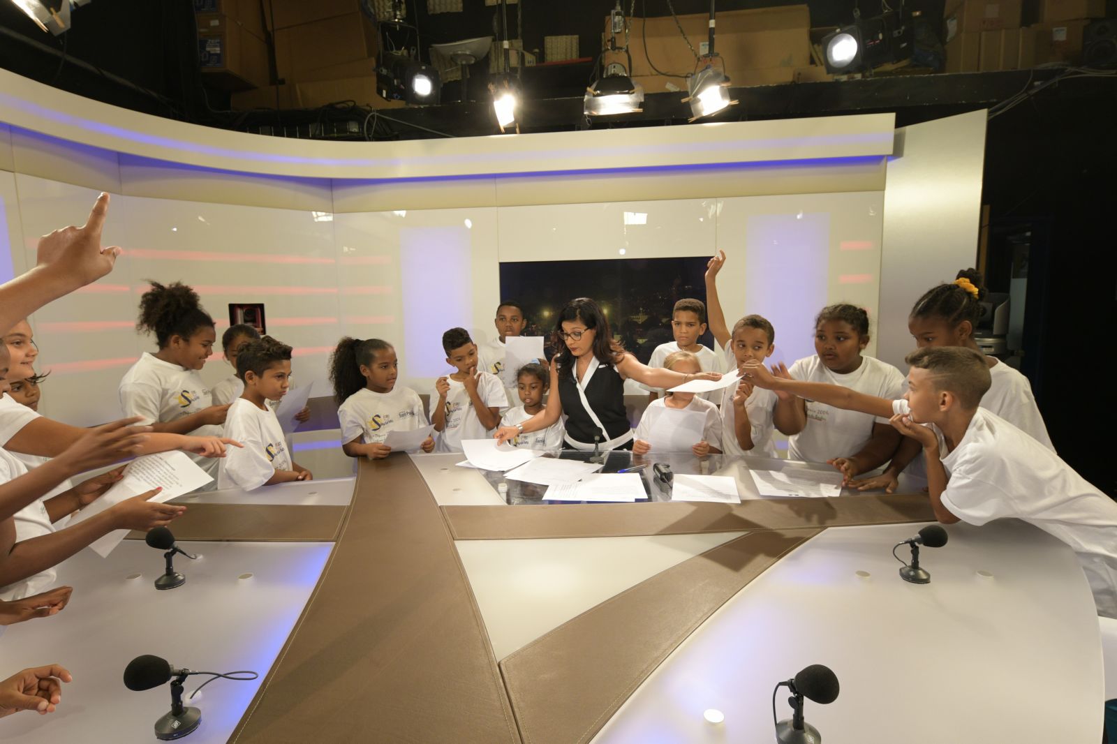 <center>Les marmailles de 1000 Sourires <br> dans les coulisses d'Antenne Réunion <br>avec Audrey Chane Pao Kan, Miss Réunion 2017