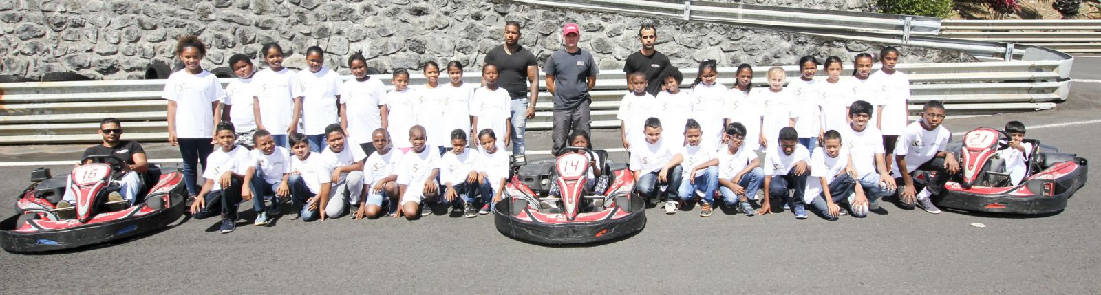 <center>Les  marmailles de 1000 Sourires à 100 à l’heure <br>avec les champions au Circuit  Félix Guichard