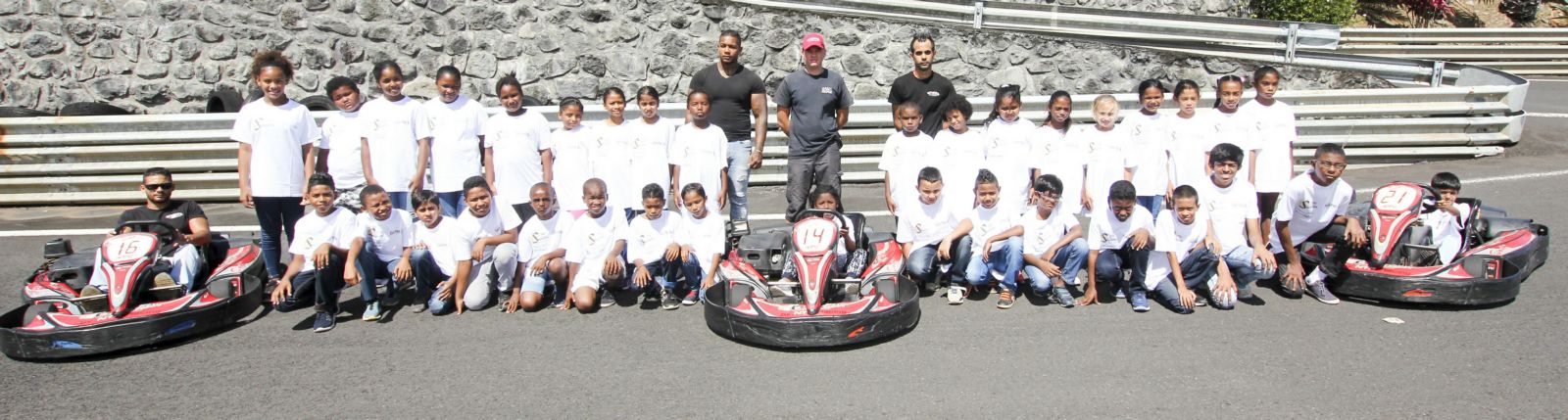<center>Les  marmailles de 1000 Sourires à 100 à l’heure <br>avec les champions au Circuit  Félix Guichard <center>Les  marmailles de 1000 Sourires à 100 à l’heure <br>avec les champions au Circuit  Félix Guichard