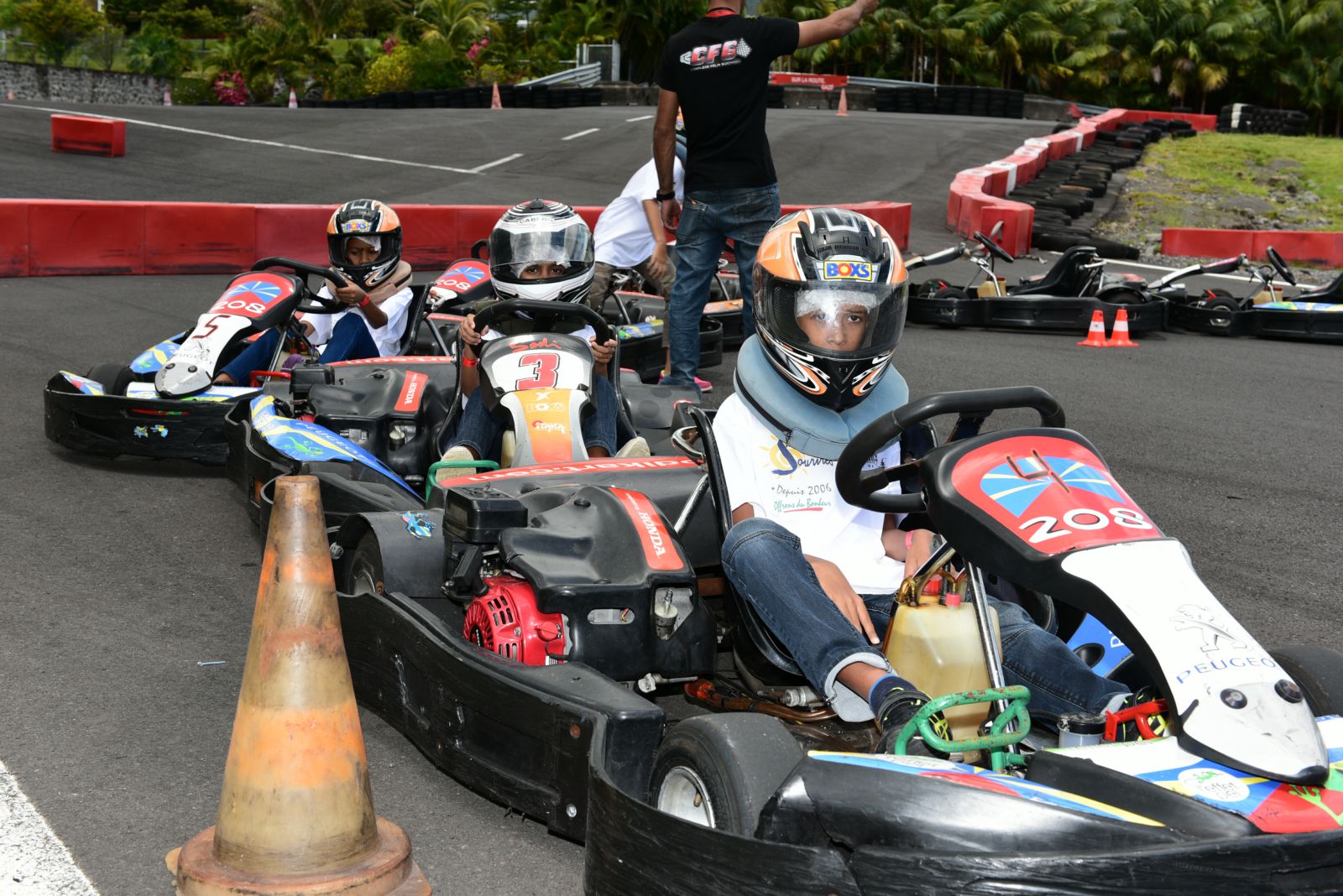 <center>Les  marmailles de 1000 Sourires à 100 à l’heure <br>avec les champions au Circuit  Félix Guichard