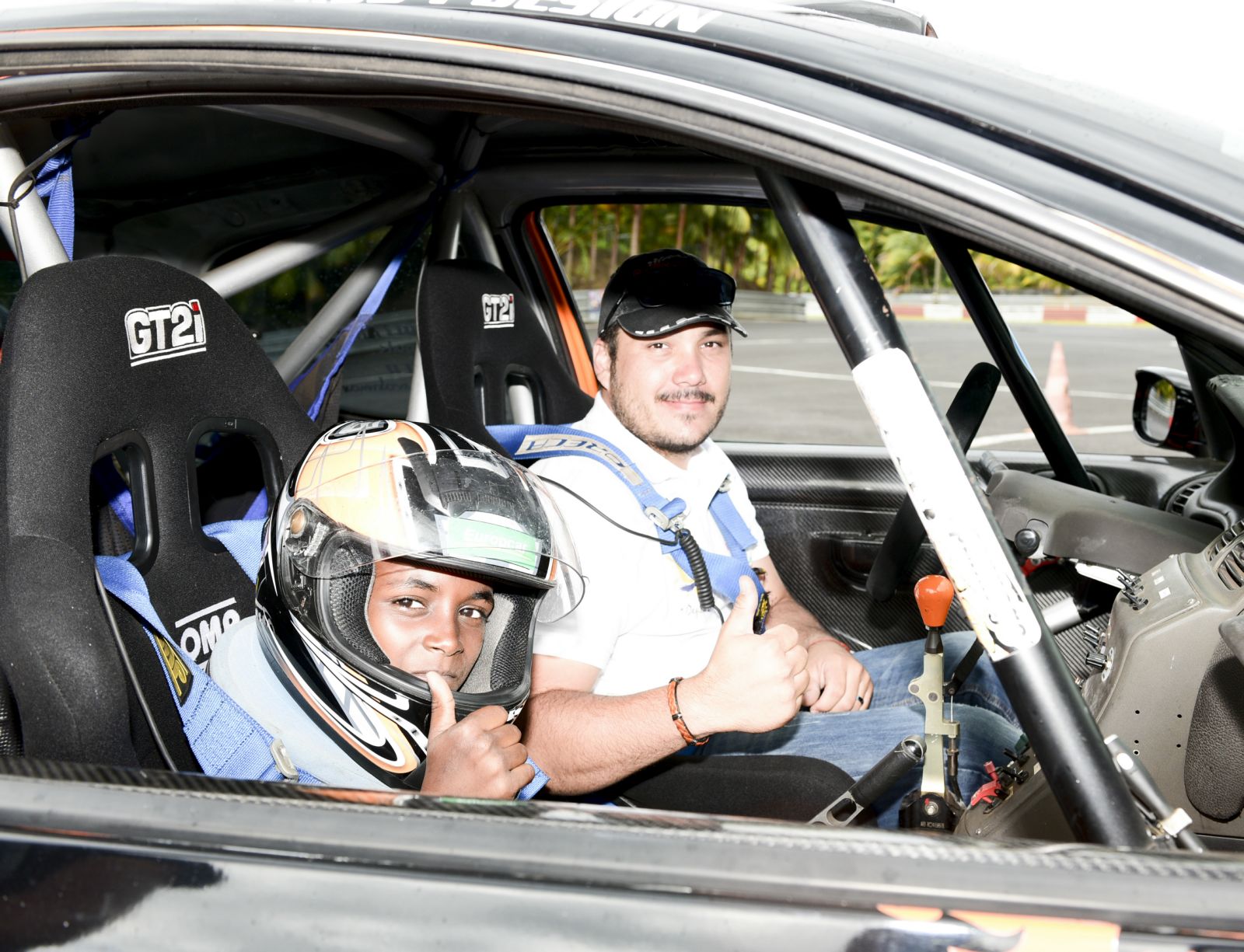 <center>Les  marmailles de 1000 Sourires à 100 à l’heure <br>avec les champions au Circuit  Félix Guichard