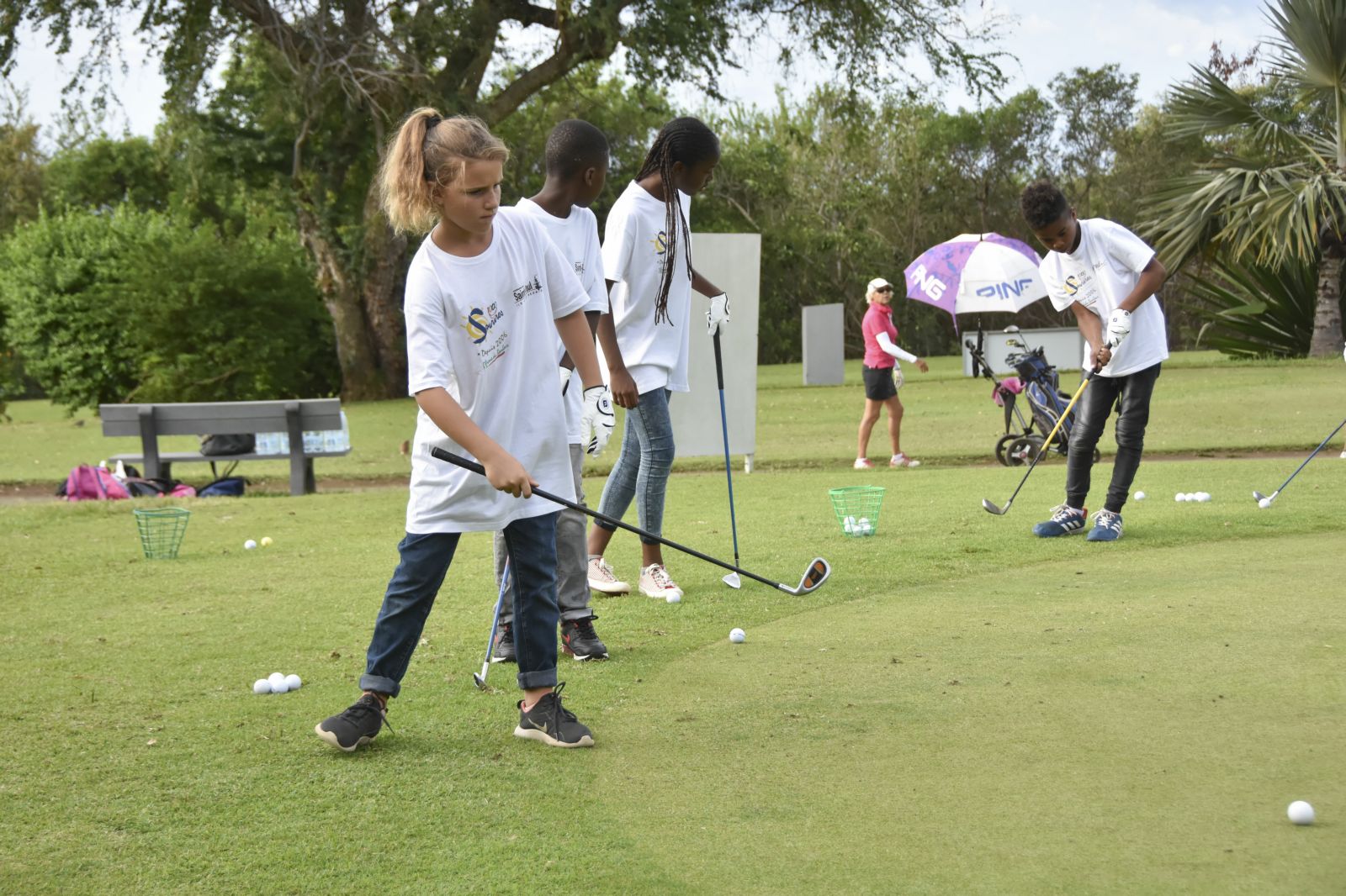 <center>Six stars du golf tapent la balle <br>avec les marmailles au Golf du Bassin Bleu