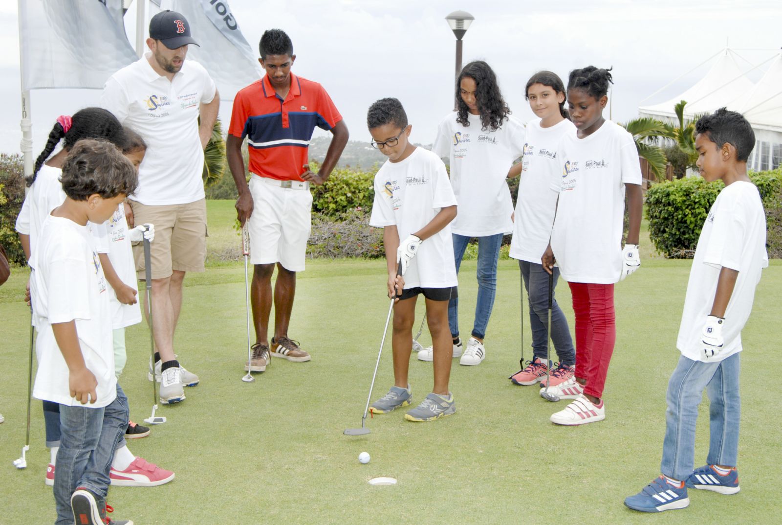 <center>Six stars du golf tapent la balle <br>avec les marmailles au Golf du Bassin Bleu