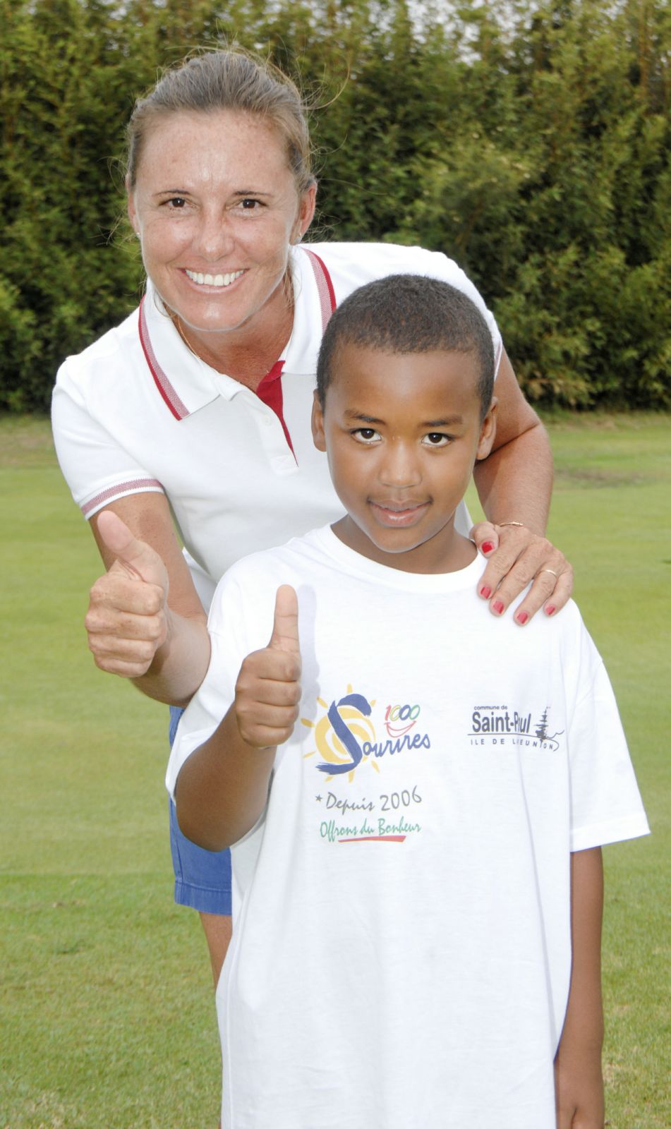<center>Six stars du golf tapent la balle <br>avec les marmailles au Golf du Bassin Bleu