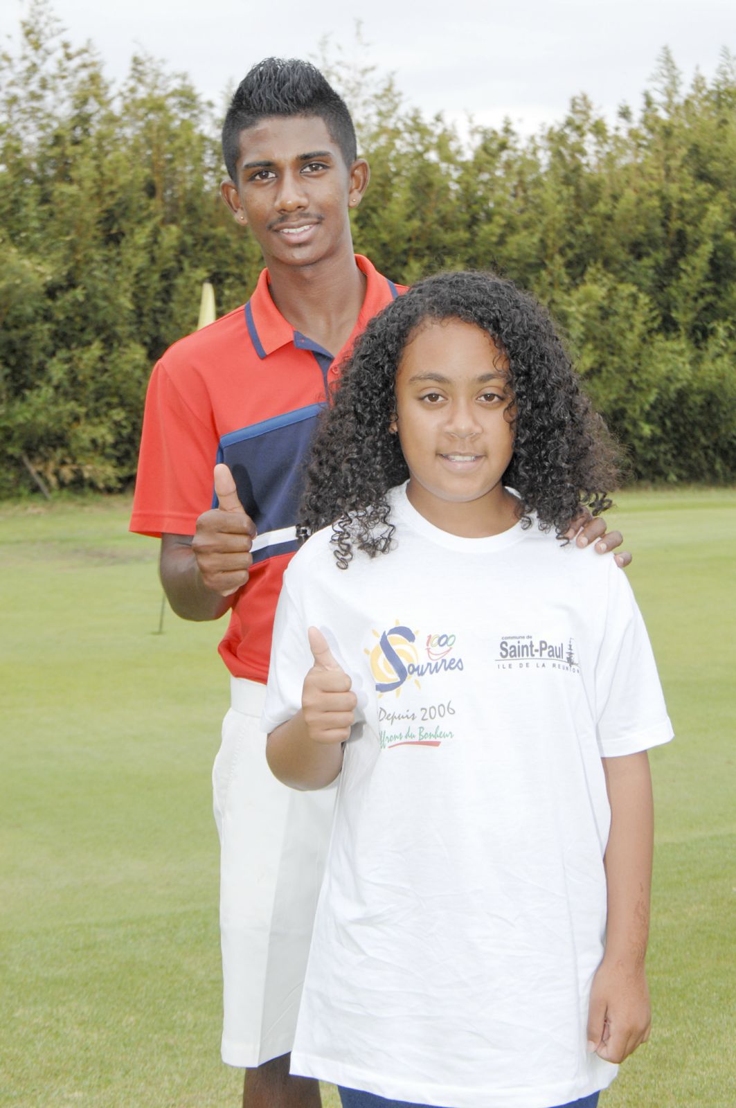 <center>Six stars du golf tapent la balle <br>avec les marmailles au Golf du Bassin Bleu