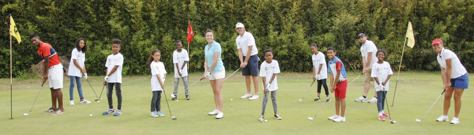 <center>Six stars du golf tapent la balle <br>avec les marmailles au Golf du Bassin Bleu