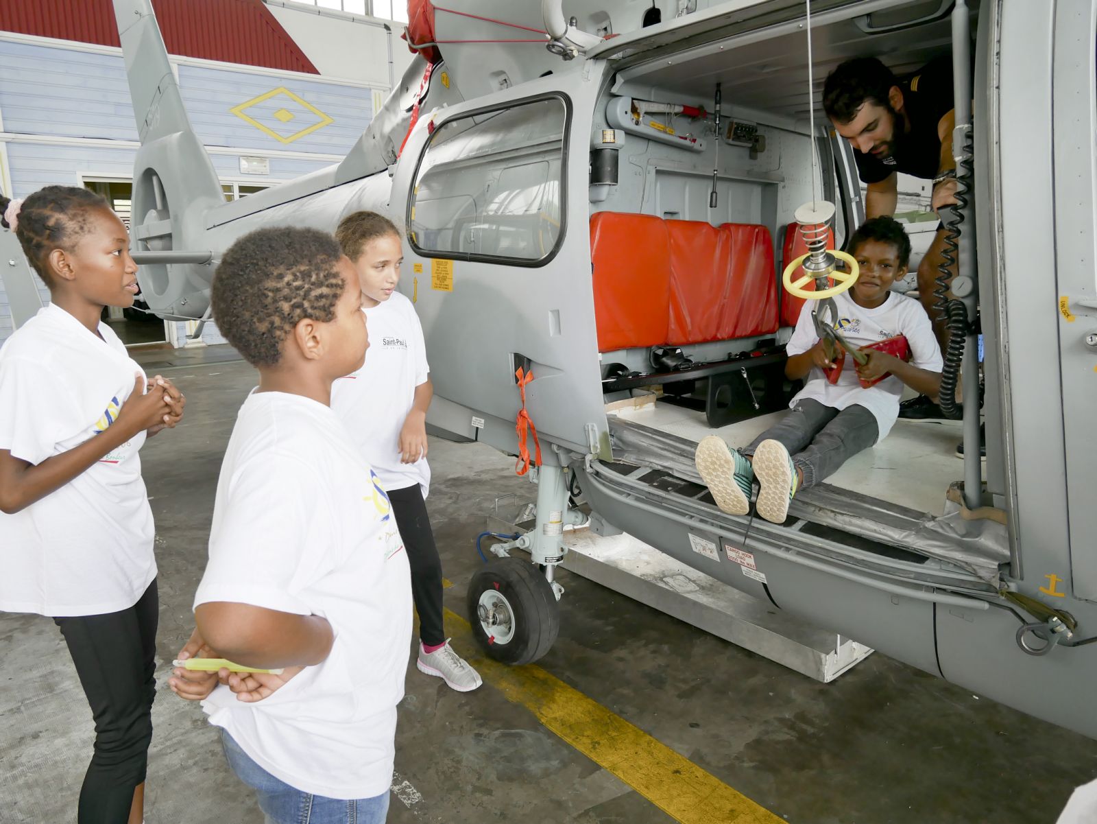 <center>Ils s’envolent à bord du CASA: <br> le Détachement Air 181<br> réalise  le rêve des marmailles de 1000 Sourires